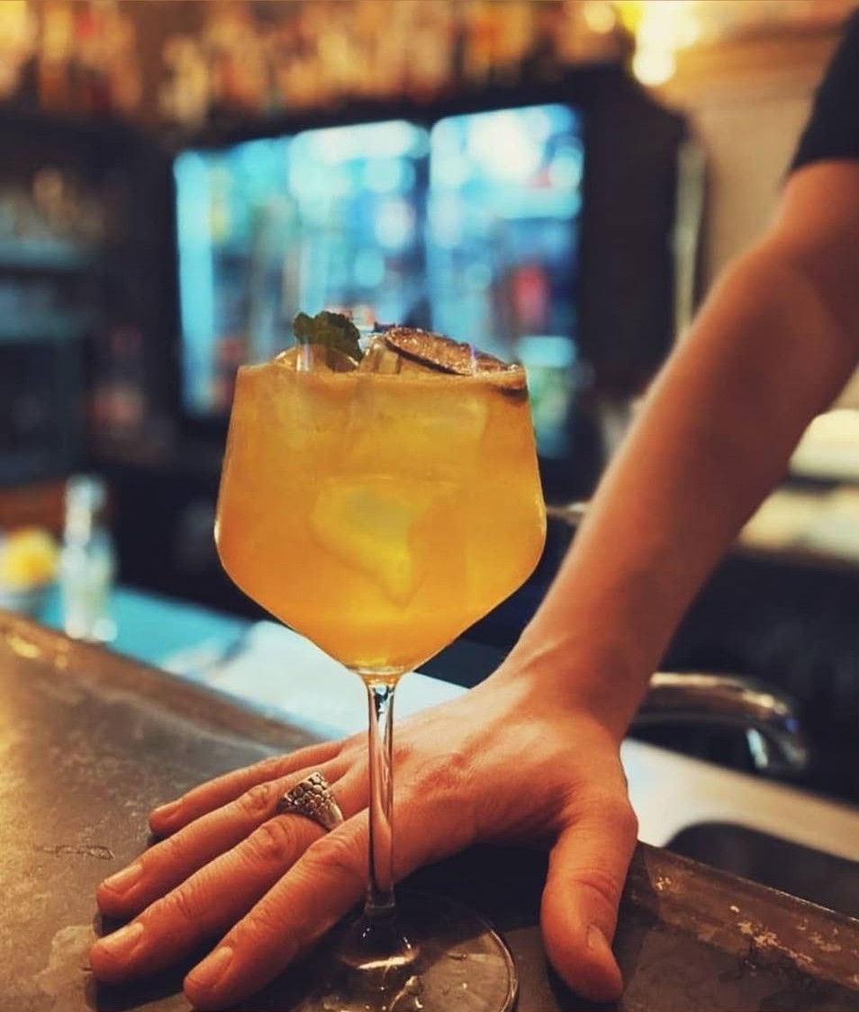 Cocktail della casa servito al bancone