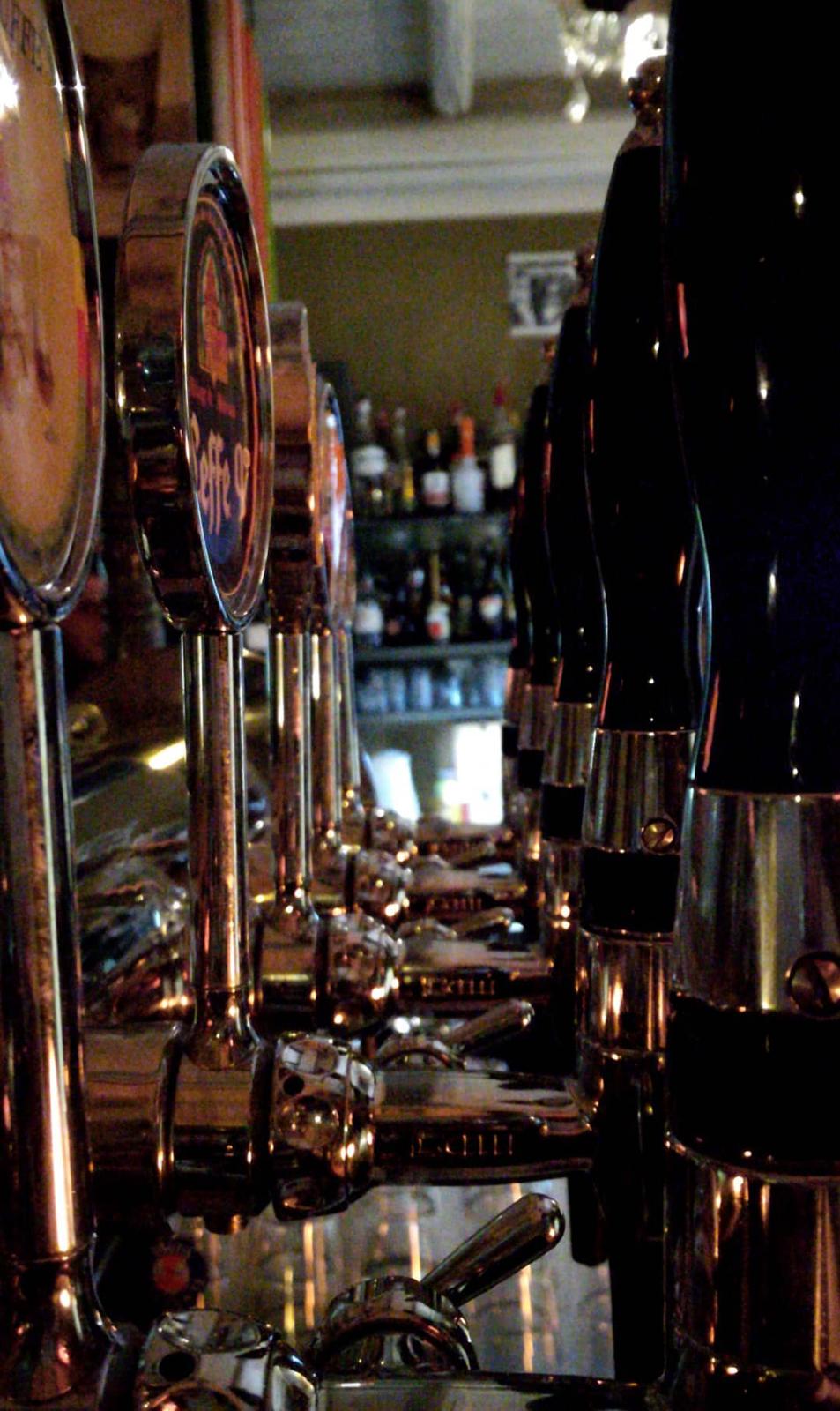 Le spine della birra del pub