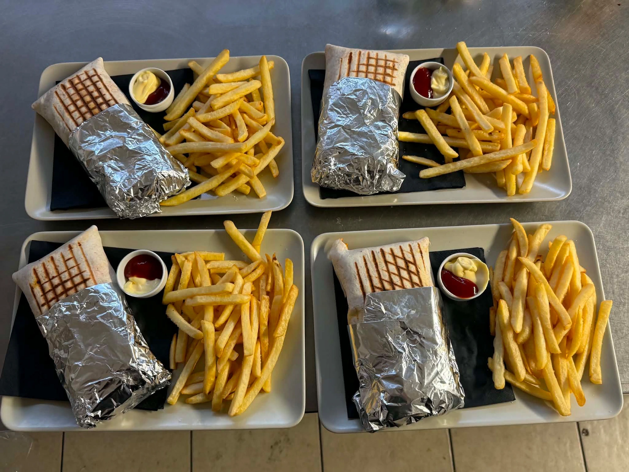 Tacos francesi con patatine e salse